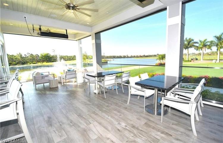 Club Outdoor/indoor dining