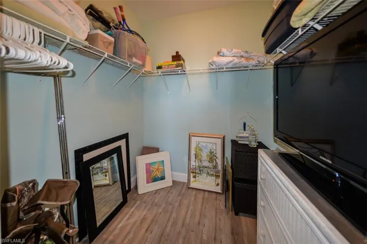 SPACIOUS OWNER'S SUITE WALK-IN CLOSET