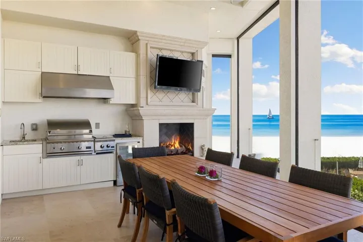 Covered lanai with outdoor kitchen