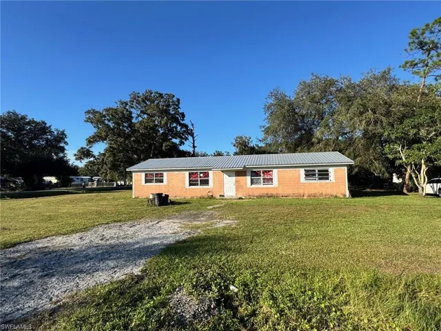 Ranch-style house with a front yard