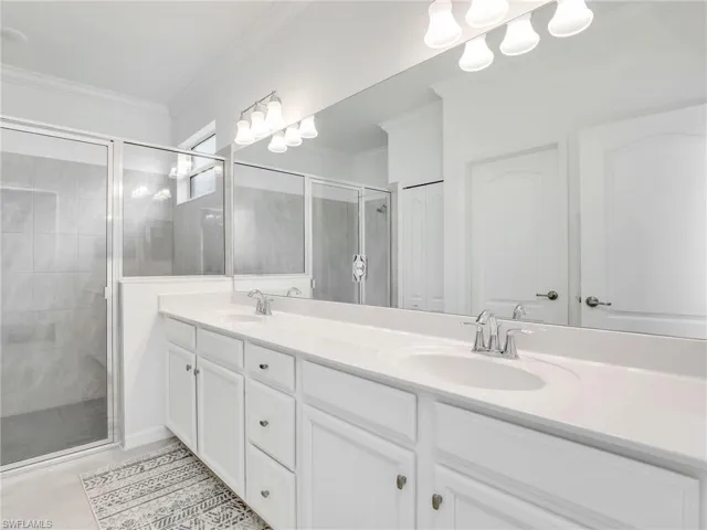 Master Bath w/Huge walk-in shower