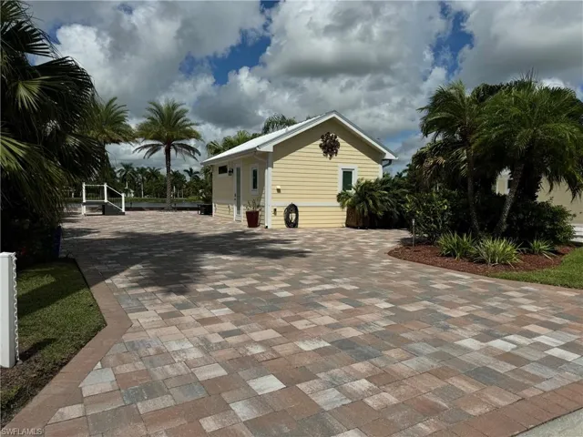 View of home's exterior