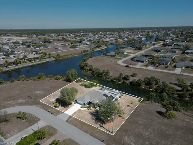 Located at juncture of intersecting canals of large network of freshwater canals