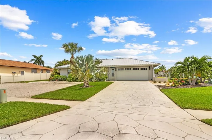 Ranch-style house featuring a front lawn
