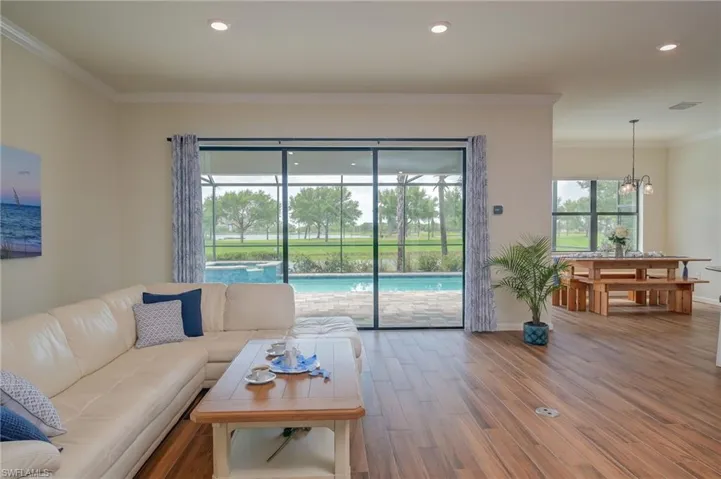 Living area & breakfast nook