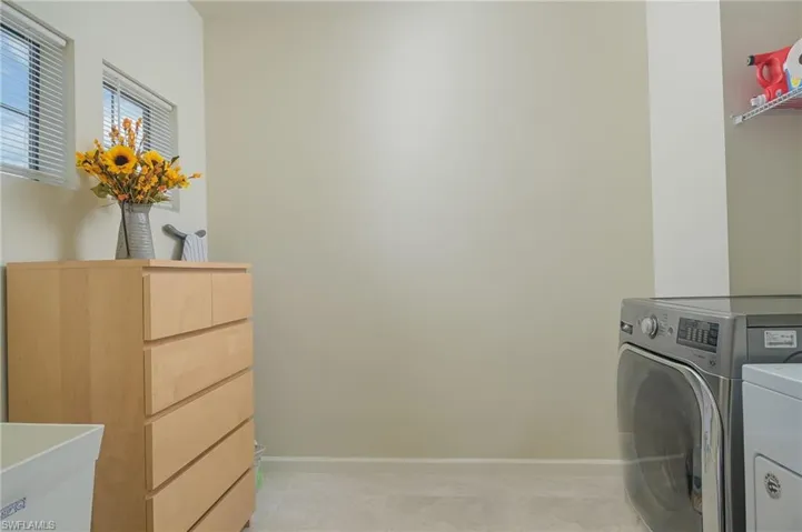 Laundry w/utility sink