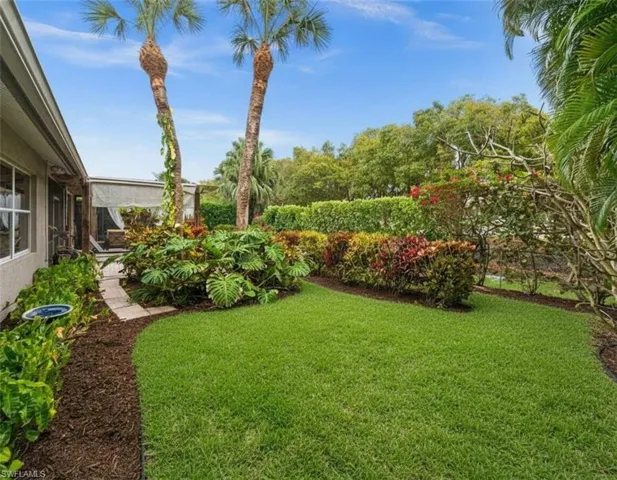 View of grassy yard