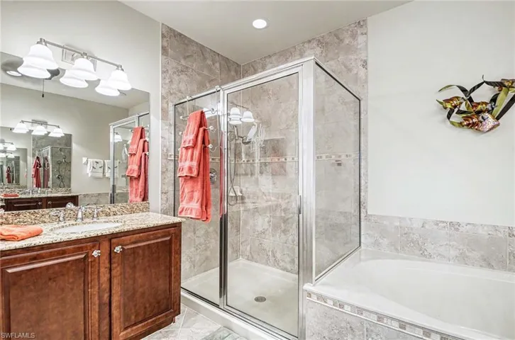 6541 Monterey Pt 54202, Naples, Florida 34105