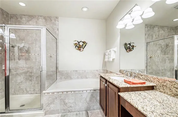 6541 Monterey Pt 54202, Naples, Florida 34105