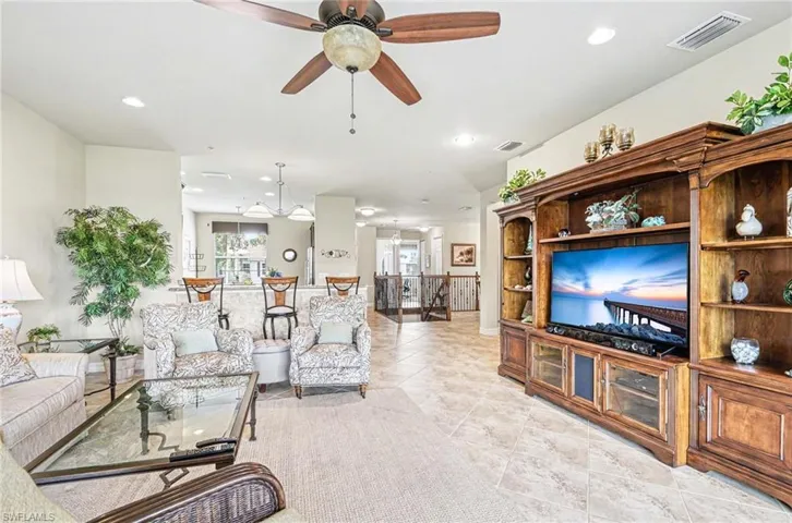 6541 Monterey Pt 54202, Naples, Florida 34105