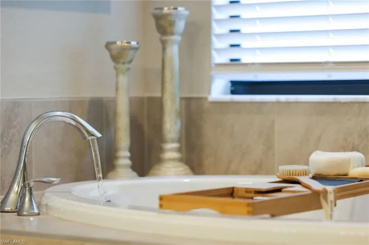 Soaking tub