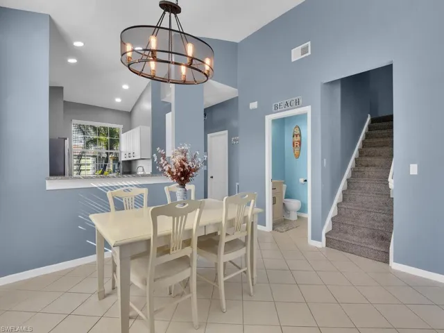 Dining Area & Breakfast Bar