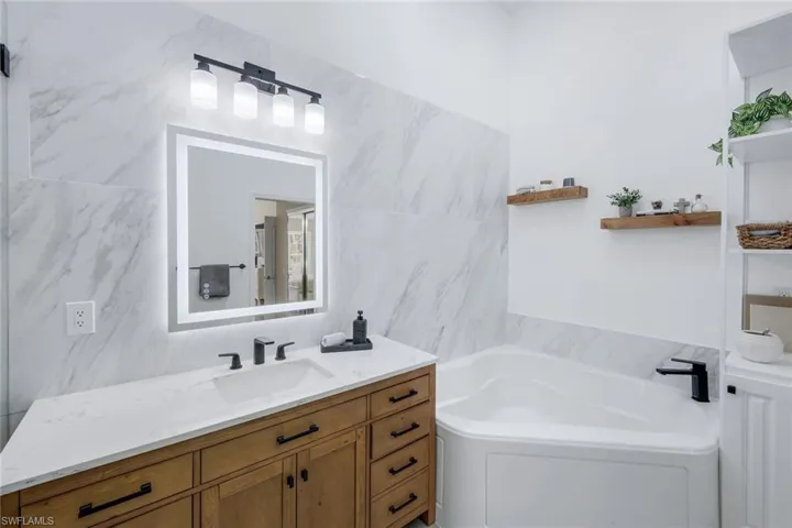 6125  Reserve  CIR, Naples, FL 34119