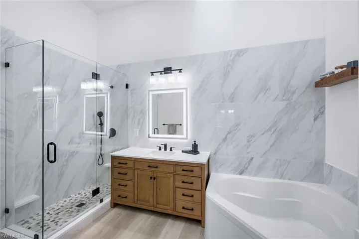 6125  Reserve  CIR, Naples, FL 34119