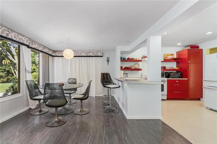Dining area w/breakfast bar