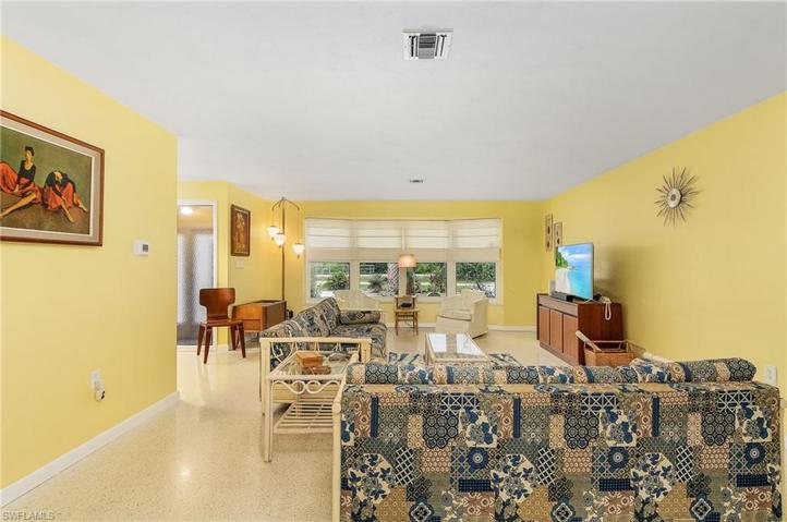 Living room with lots of space for entertaining