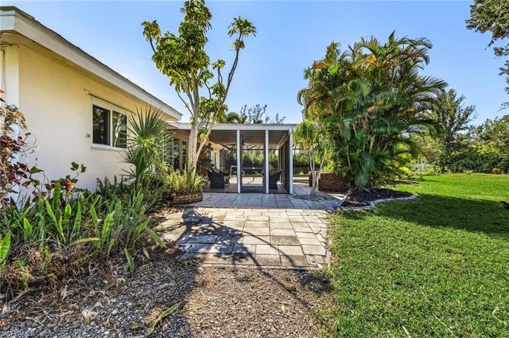 Side view into Lanai with outdoor fire pit/BBQ