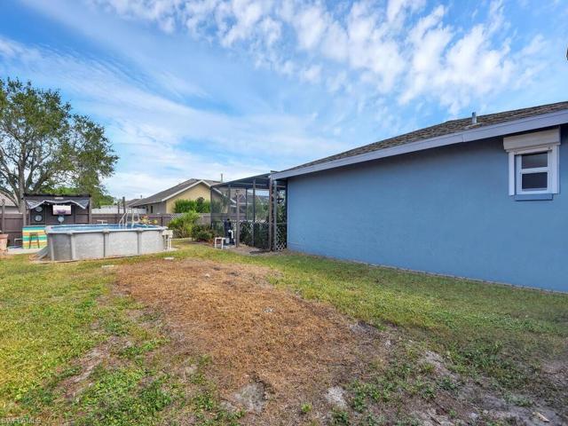 Huge Sideyard (fenced-in)