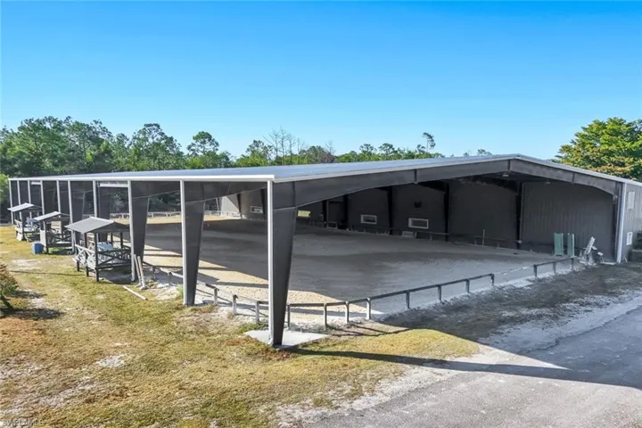 Covered riding arena
