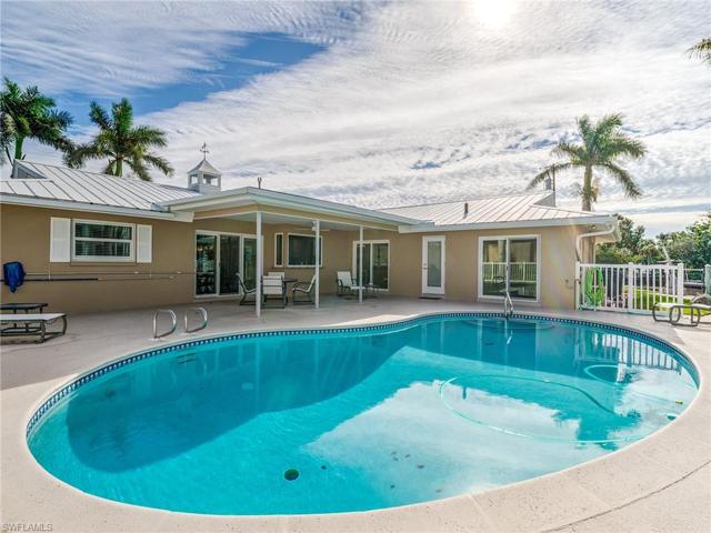 Beautiful kidney shaped pool with a very large lanai.