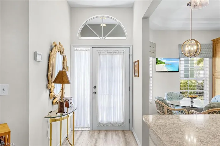 Light, bright and open primary bedroom en-suite with vaulted ceiling, ceiling fan, walk-in closet, berber carpet.