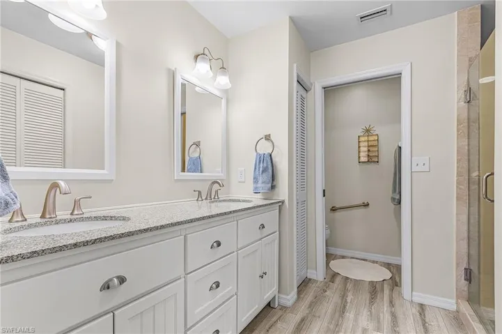 Guest bath with tub/shower combo, new LVT flooring.