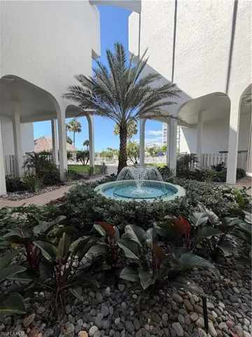Water fountain center of atrium