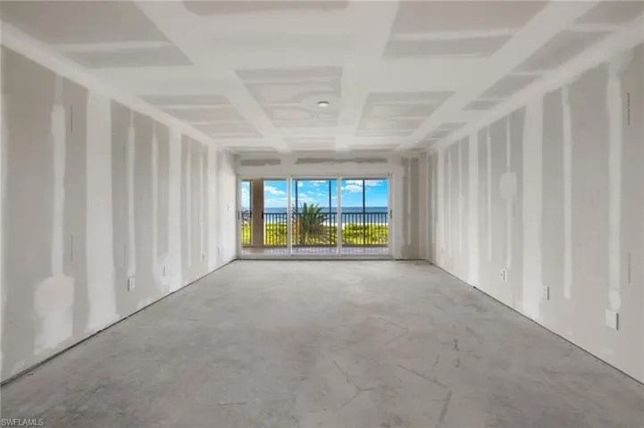 Empty room featuring concrete flooring