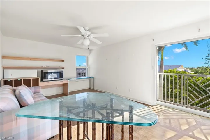 Dining area with ceiling fan