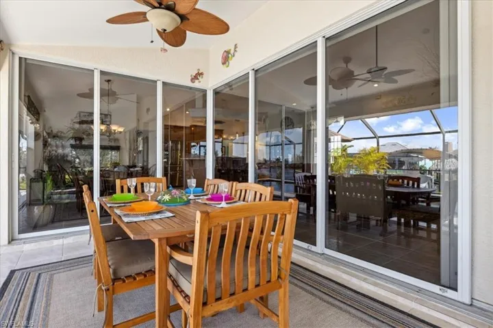 Sunroom / solarium with ceiling fan