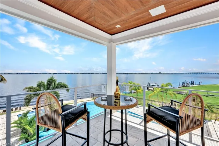 Balcony with a river view for sunset and sunrise