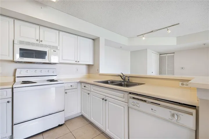 1265 Wildwood Lakes Blvd 106, Naples, Florida 34104