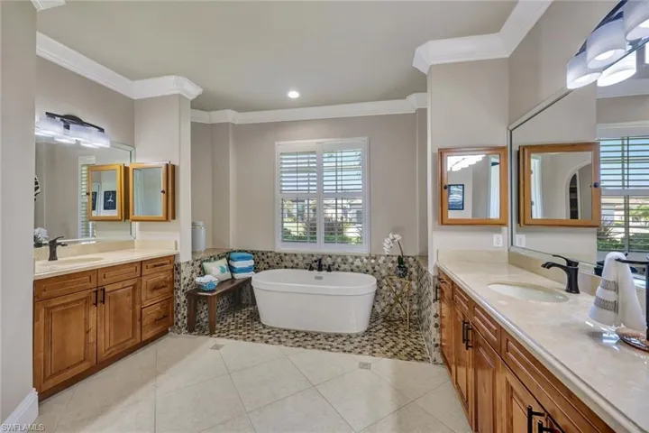 XL Master Bath w Soaking Tub & 3 Sinks!