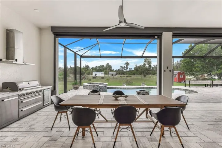 Outdoor Kitchen & Dining