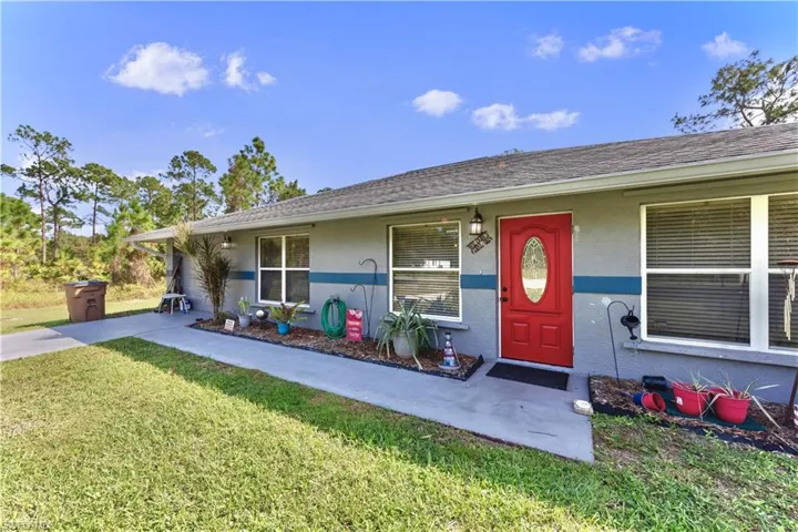 Ranch-style house with a front yard
