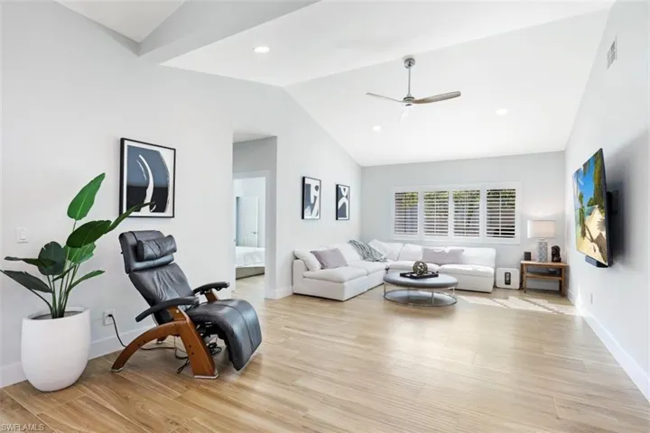 11102  Phoenix  WAY, Naples, FL 34119
