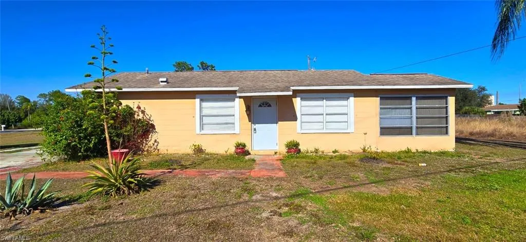 Bungalow with roof with shingles