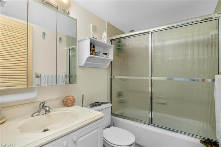 2nd Bathroom in Hallway