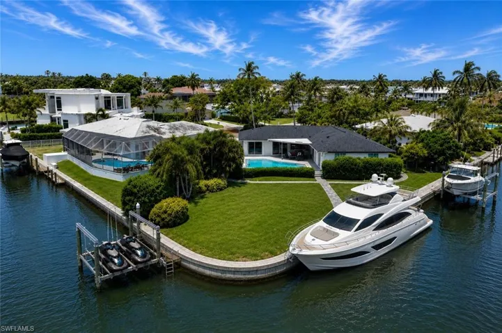 3 Boat Docks 200' Seawall, Charming Cottage