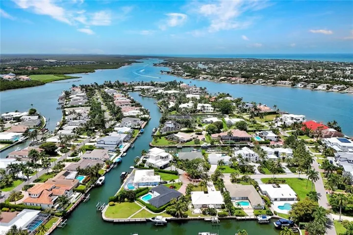 Quick access to NAPLES BAY - Just 4 blocks