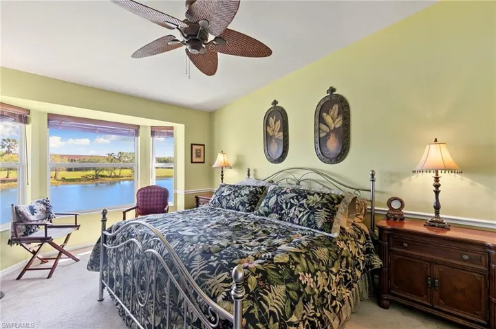 Masterbedroom with lake views and ensuite bathroom