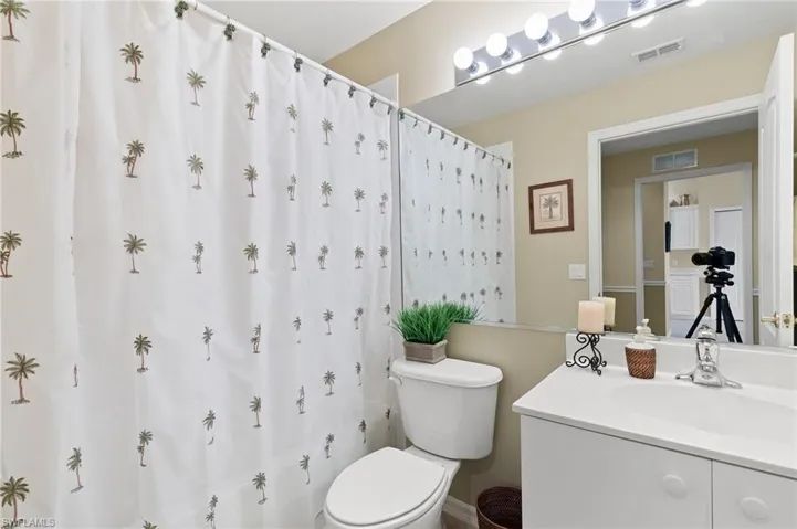Guest bathroom with combo tub/shower