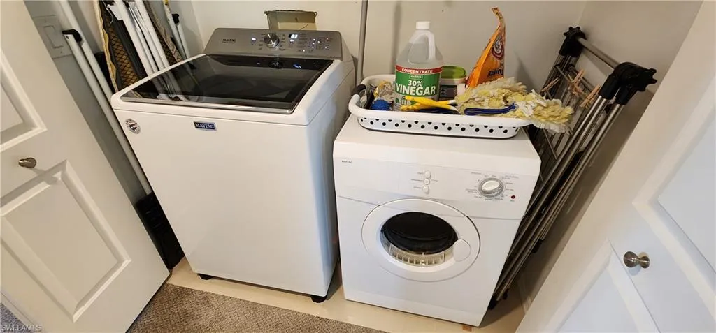 Clothes washing area with independent washer and dryer