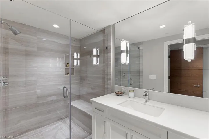6897 Grenadier Blvd 704, Naples, Florida 34108