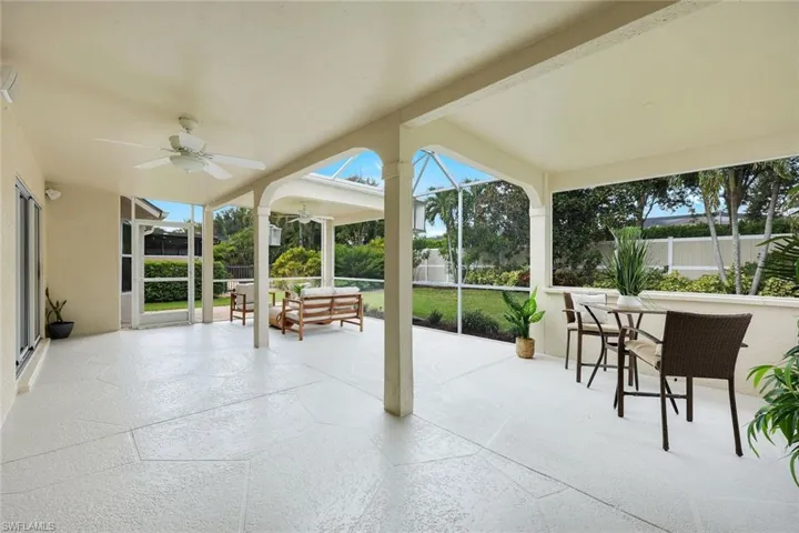 larga lanai with view of back yard