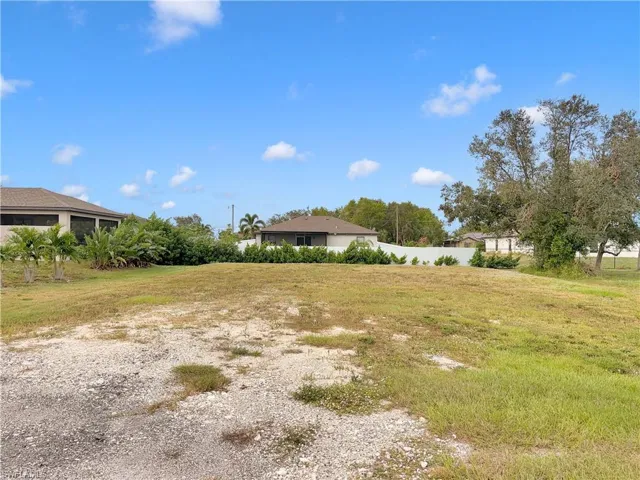 Adjacent vacant lot, also available for purchase