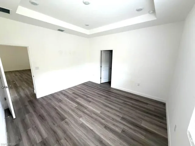 Tray ceiling with recessed lighting