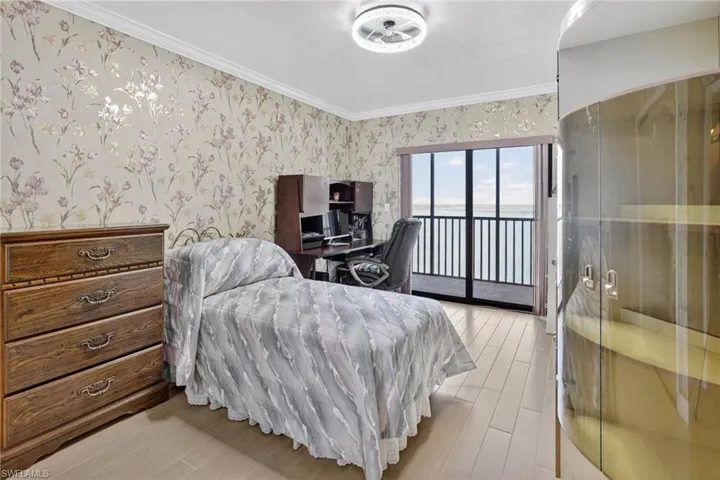 Large guest bedroom 2