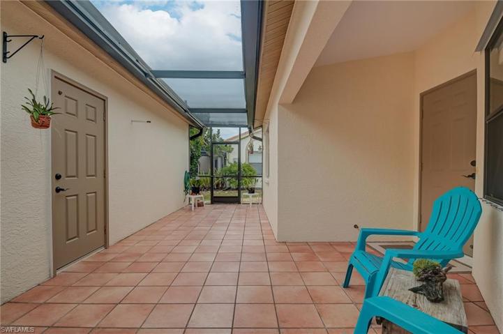 Courtyard between Villa and garage.