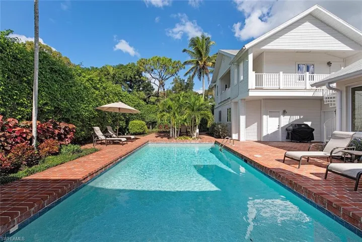 369 2nd Ave N, Naples, Florida 34102